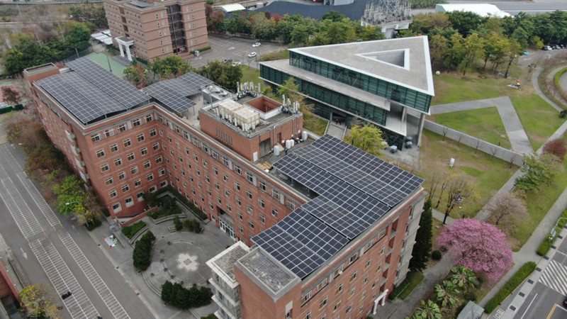 亞洲大學響應政府的綠電計畫，與「綠主張綠電生產合作社」合作，日前在學校第三宿舍屋頂裝置太陽能「公民電廠」。圖／亞洲大學提供