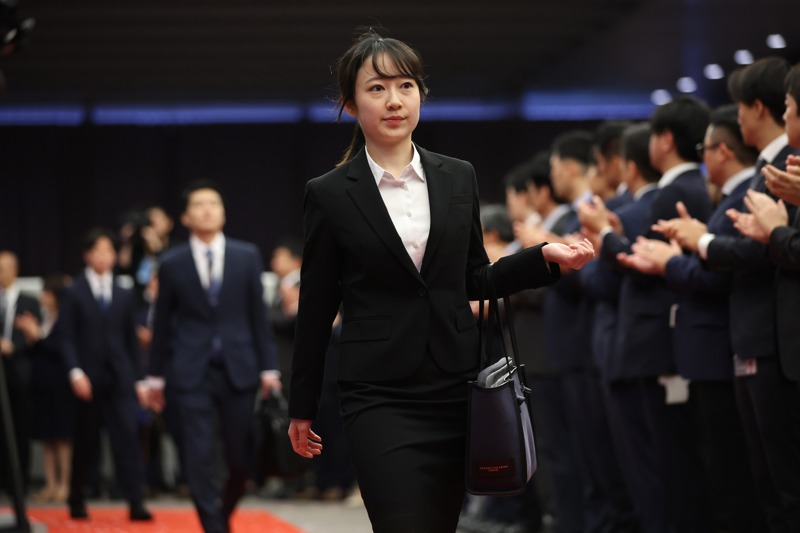 相較台灣，日本企業招募員工向來以應屆畢業生為主。路透