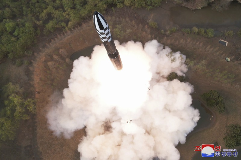 平壤14日證實13日試射採固體燃料的新型洲際彈道飛彈「火星炮18」成功。美聯社