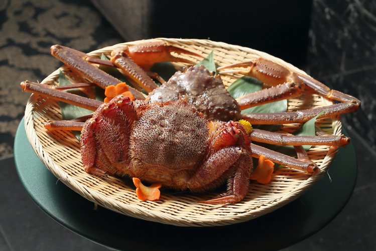 「頂級雙蟹套餐」一次就能吃到毛蟹、松葉蟹兩大名蟹。記者陳睿中／攝影