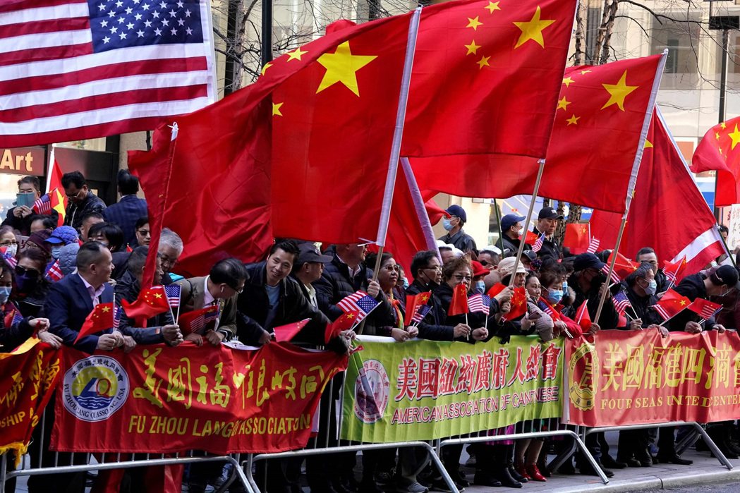 3月29日台灣總統蔡英文訪美時，在紐約街頭上出現的中國群眾，之中有福州、福建的同...