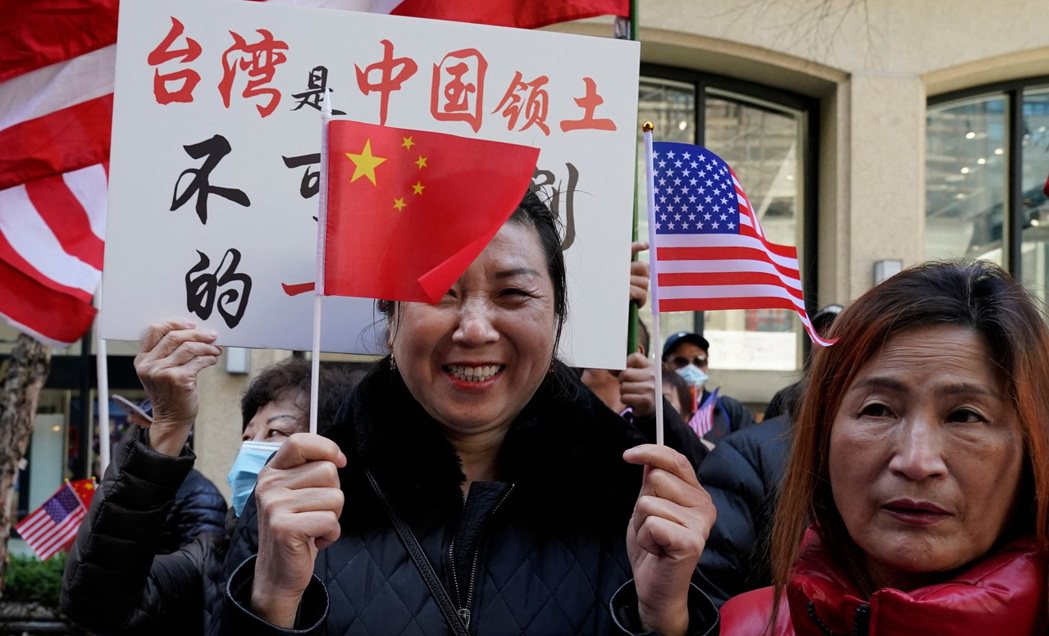 3月29日台灣總統蔡英文訪美時，在紐約街頭上出現的中國群眾。 圖／法新社