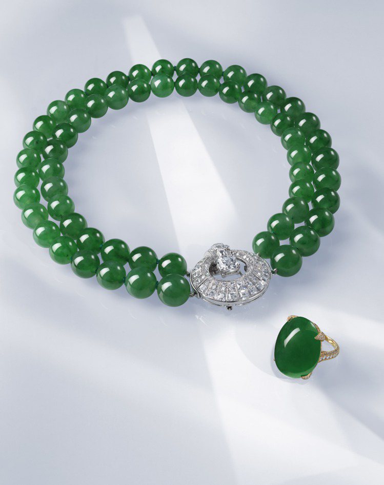 拍品編號17與15的翡翠珠寶：天然翡翠珠項鍊配由Cartier設計的鑽石扣 ，200萬美元起；蛋面天然翡翠鑽戒，估價30萬美元起。圖／佳士得提供