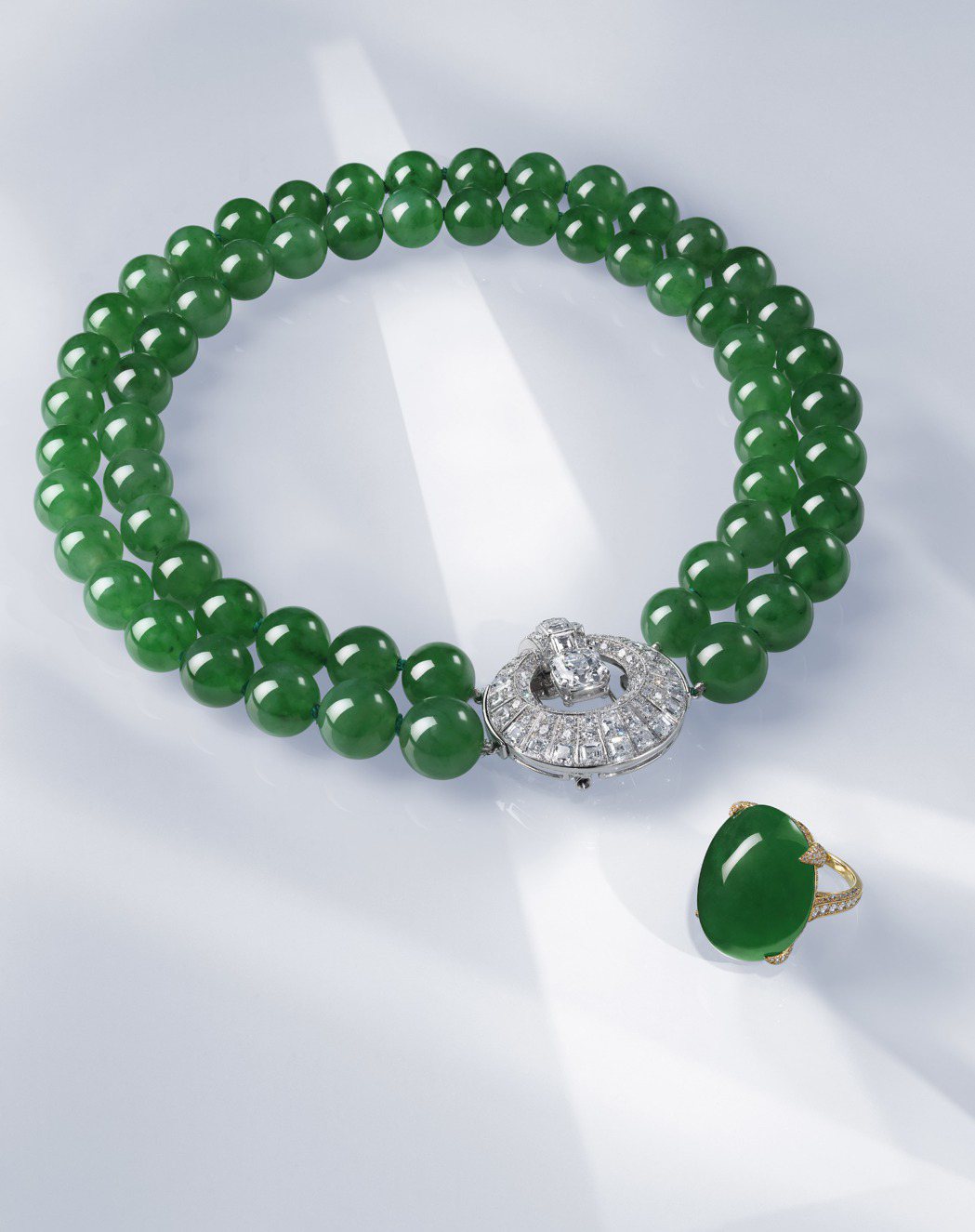 拍品編號17與15的翡翠珠寶：天然翡翠珠項鍊配由Cartier設計的鑽石扣 ，2...
