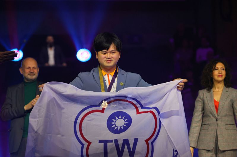 虎科大吳承樺奪得第10屆國際展能節職業技能競賽的工業電子職類金牌，獲總統接見。（圖／勞動部提供）