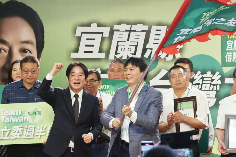 副總統賴清德（前排左）日前出席宜蘭縣信賴台灣之友會成立大會，主持後援會授旗儀式。圖／聯合報系資料照片