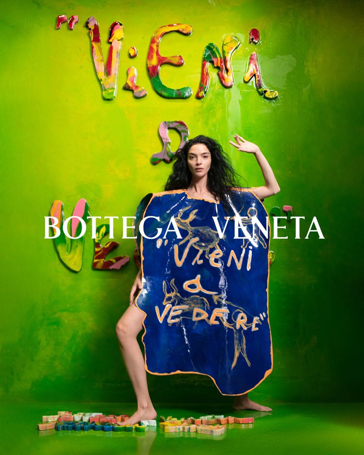 Bottega Veneta邀請當代建築名家Gaetano Pesce在品牌的米蘭專賣店中打造了一方藝術裝置，巧妙配合正舉辦的米蘭家具展。圖／Bottega Veneta提供