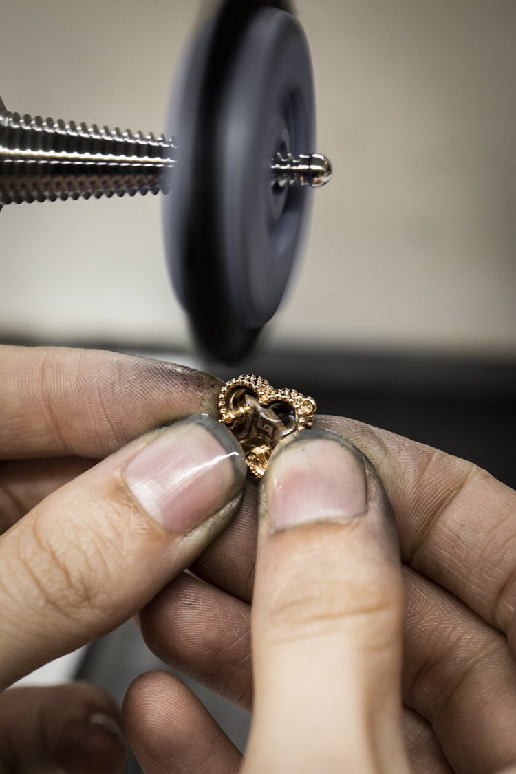 以毛絨軸打磨Alhambra珠寶腕表的金屬部件。圖／梵克雅寶提供