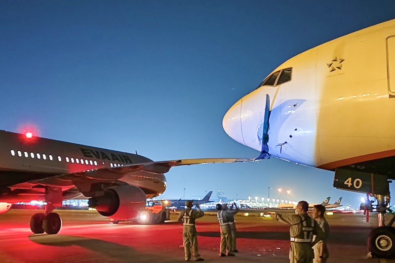 長榮航空A321飛機在移機作業時，不慎碰撞到停放在旁邊的長榮波音777航機機鼻。圖／讀者提供