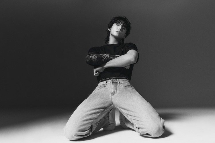 BTS柾國詮釋Calvin Klein刺繡標誌短袖T恤、90s直筒牛仔褲、超細纖...