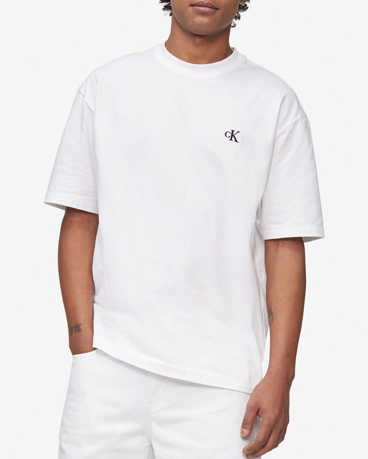 Calvin Klein刺繡標誌白色短袖T恤，2,180元。圖／Calvin K...