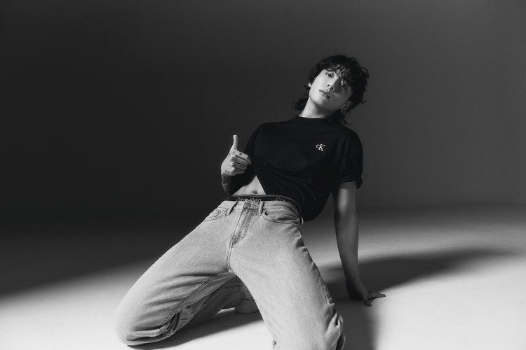 BTS柾國詮釋Calvin Klein刺繡標誌短袖T恤、90s直筒牛仔褲、超細纖維低腰四角內褲。圖／Calvin Klein提供