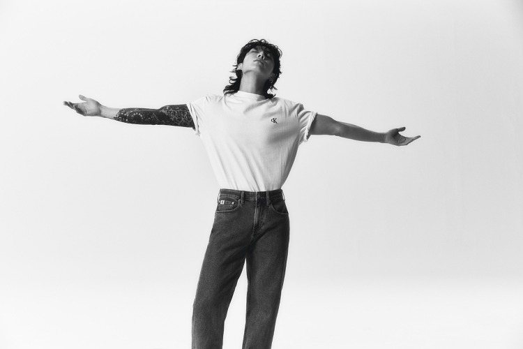 BTS柾國詮釋Calvin Klein刺繡標誌短袖T恤、90s直筒牛仔褲。圖／C...