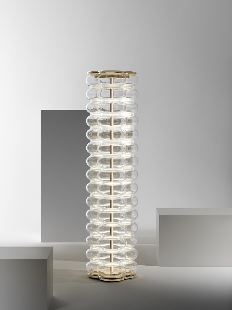 Atelier Biagetti的Flower Tower燈飾極富創意，由15個花形玻璃泡組成的透明圓柱，靈感來自路易威登的標誌性的Monogram，在點亮時似乎神奇地漂浮著。圖／路易威登提供