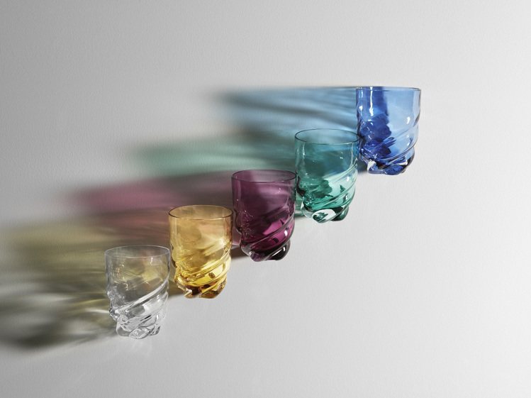 Studio Louis Vuitton創造的Twist Glass擁有行雲流水的意象，靈感來自路易威登的Monogram花朵，並由威尼斯工匠手工製作。圖／路易威登提供