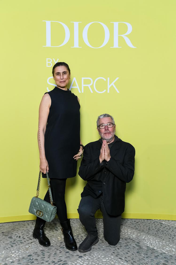 2023年米蘭國際家具展，Dior Maison續寫與Philippe Starck第二年的合作關係，此為Jasmine Abdellatif Starck與Philippe Starck。圖／Dior提供