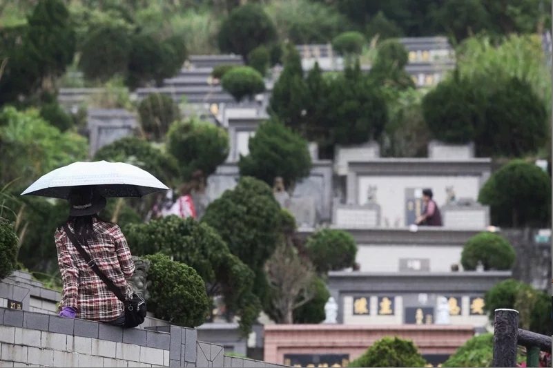 台灣環保葬的風氣日漸普及，日本近年更流行「零葬」觀念，主張「不要葬禮、不留骨灰、...