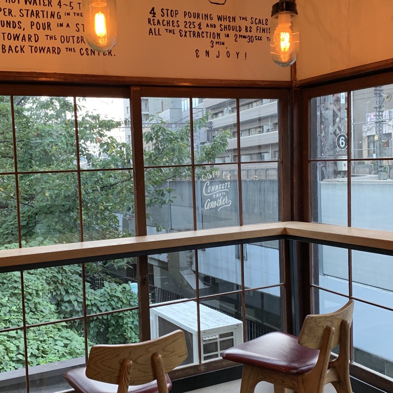 Onibus Coffee中目黑店靠窗位子能看到電車行駛而過，是不少人必訪的打卡熱點，坐著放空喝咖啡也很舒壓。 圖片來源：Demi
