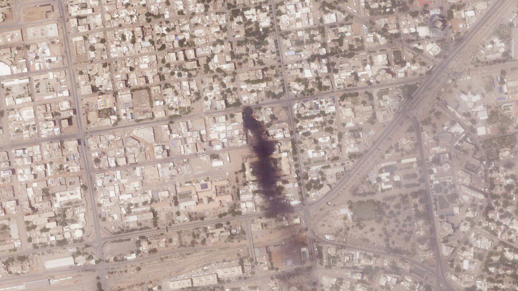 從衛星圖片可見，蘇丹喀土穆的幾家醫院附近著火，冒出濃煙。 圖／美聯社