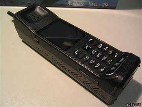 摩托羅拉在1983年推出的第一代手機Motorola Dynatac 8000x，也就是俗稱的「黑金剛」。圖／翻攝爆廢公社