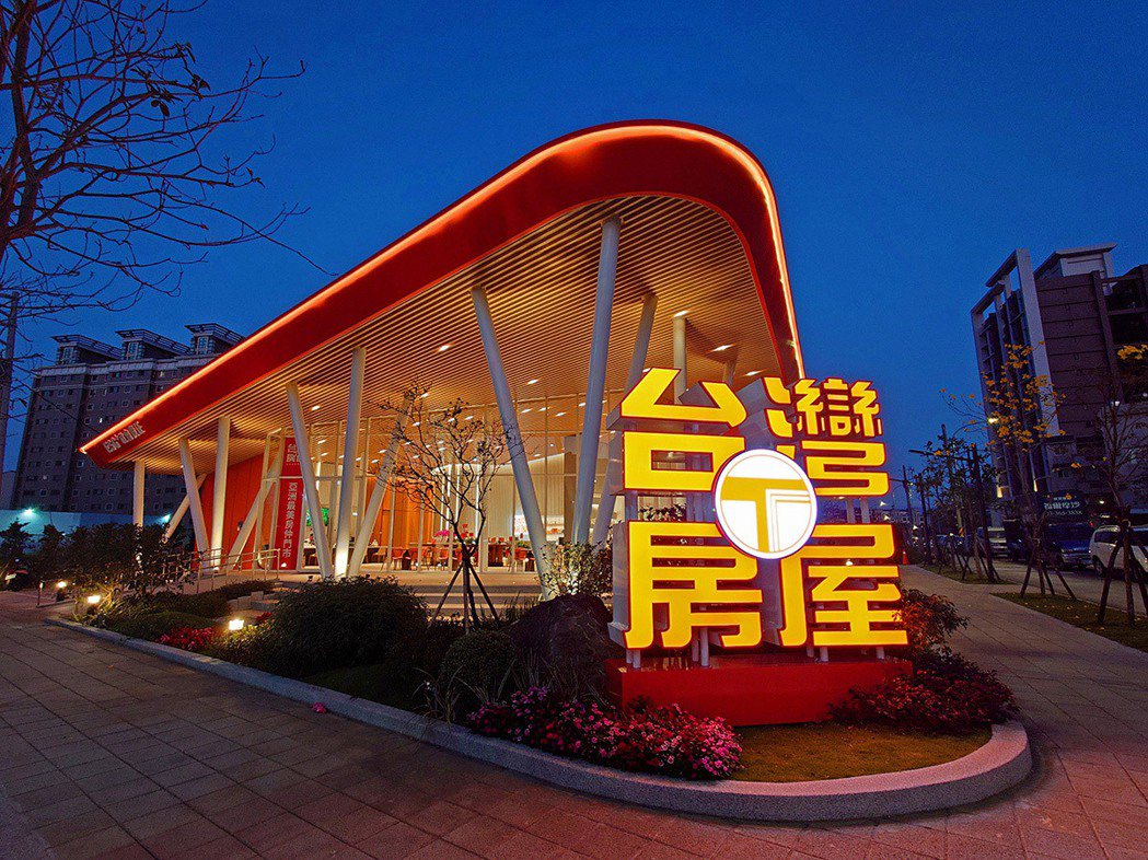 台灣房屋倡議ESG+，今年新開幕的八德社區旗艦直營店，為台灣首家房仲業「綠色門市...