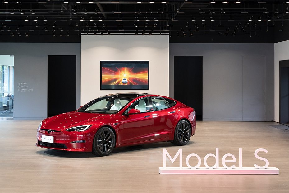 特斯拉Model S與Model X繼上月開放官方網站訂購後，全新車色「Ultra Red 烈焰紅」首度於台灣亮相。 圖／Tesla提供