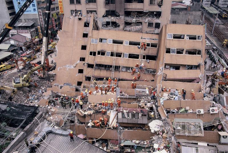 921大地震時，台北市東星大樓因強震而倒塌。（外交部資料）
