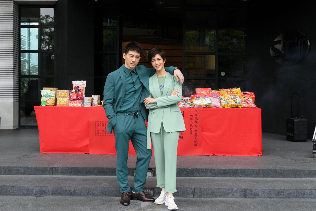 张立昂(左)停工2年，和刘奕儿搭档演出“鬼之执行长”。图／三立提供