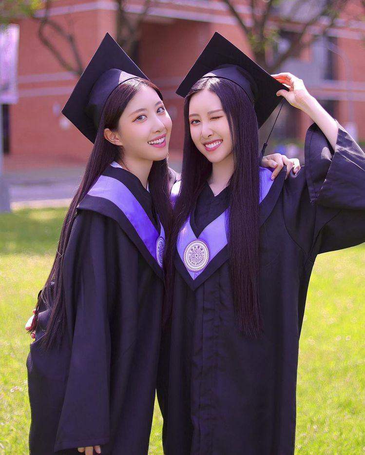 Sandy&Mandy將從清大畢業，開心分享學士照。圖／摘自IG