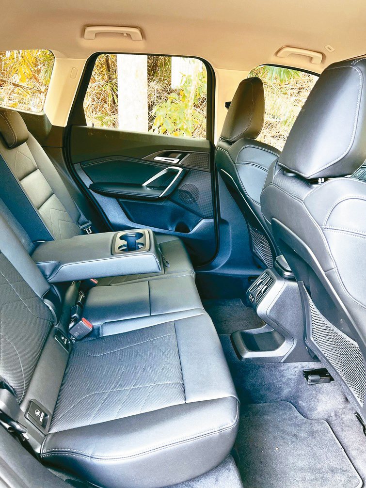 更寬敞的五人舒適座艙與開闊頭部空間表現，連帶優化了車室機能性的配置。圖／陳志光