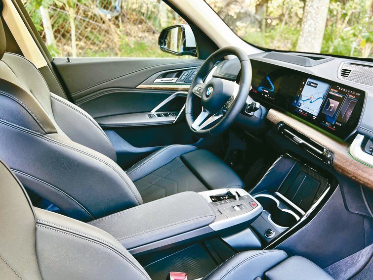 全新世代BMW X1的座艙迎來懸浮式中央鞍座及別具未來感的懸浮式曲面螢幕。圖／陳...
