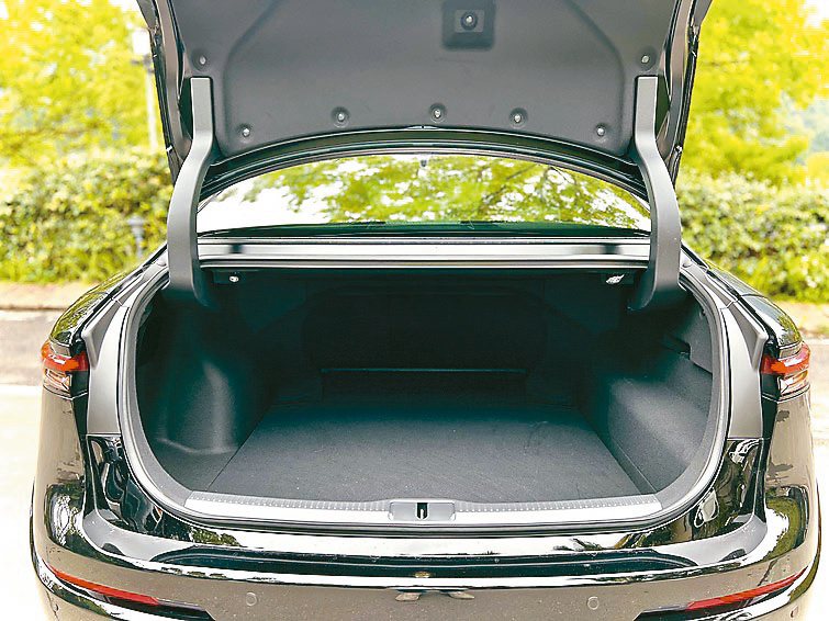 後行李廂比許多歐洲豪華車大器寬敞，可以放進3個高爾夫球袋，機能性相當高。圖／陳志...