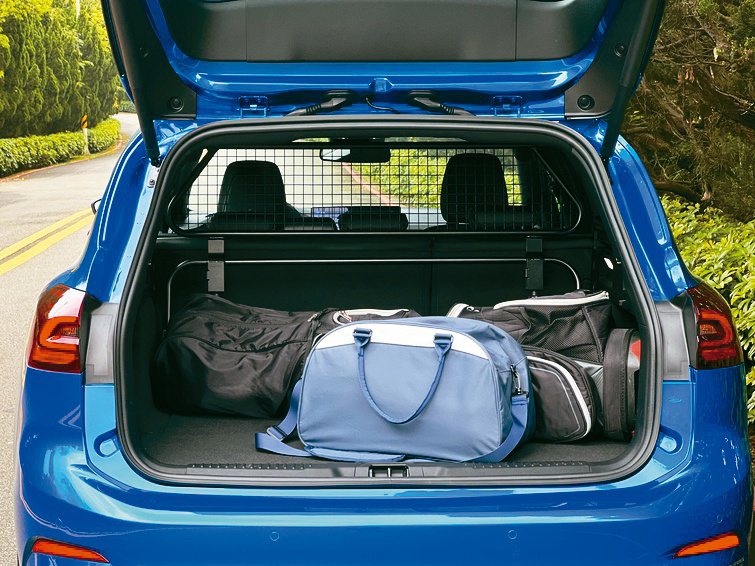 大空間的後行李箱可以輕鬆置入高爾夫球具袋並提供高機能性。圖／陳志光