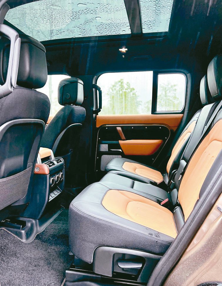 Defender 130的第二、三排座椅也具備加熱功能，同享豪華、寬敞與舒適。圖...