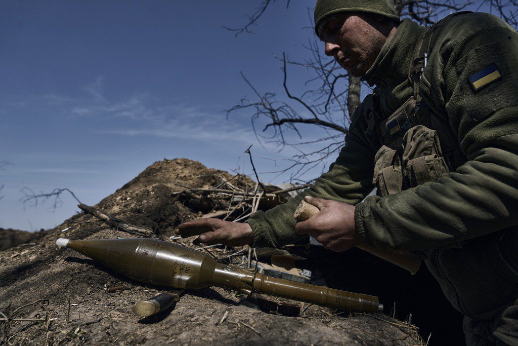 一位烏克蘭士兵準備在烏克蘭頓涅茨克地區前線啟動榴彈發射器。 圖／美聯社