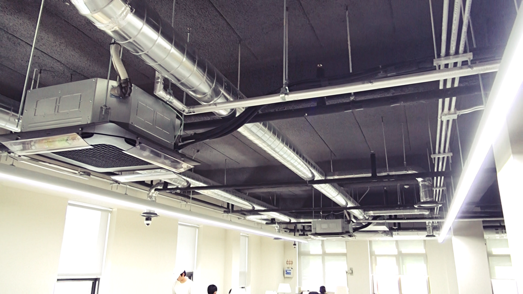 圖書館每個樓層的天花板設置的節能通風系統 (ESV) 。 圖／楊虔豪攝影