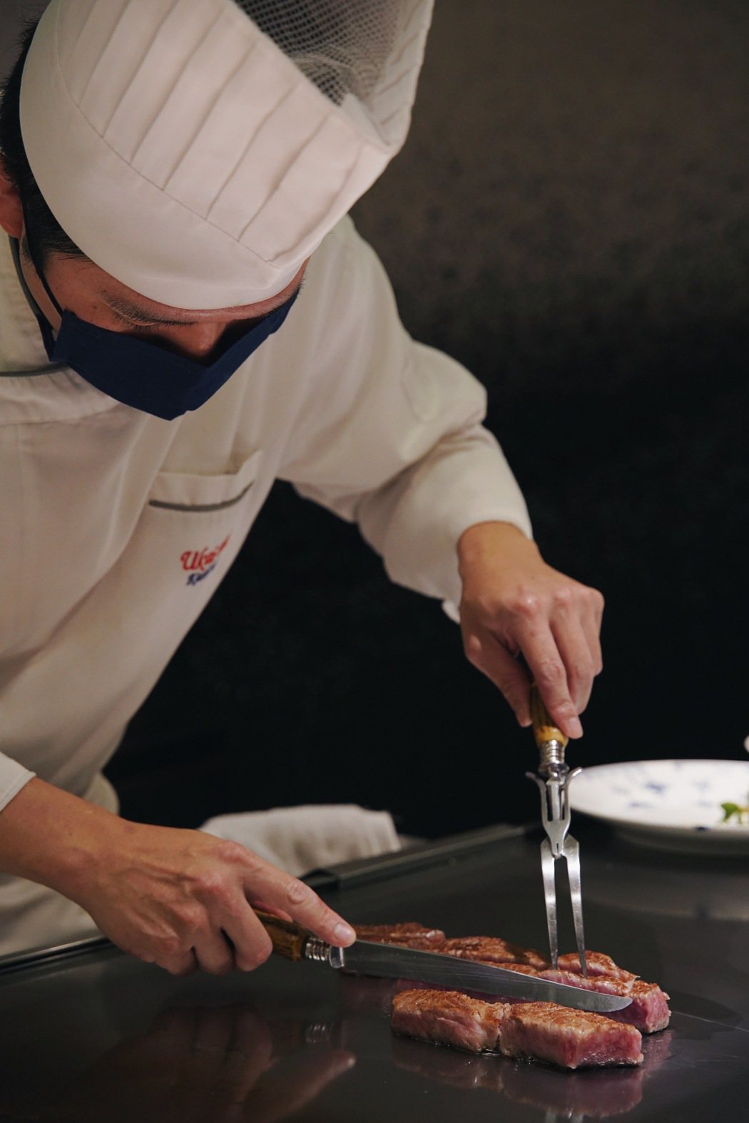 主菜「日本和牛沙朗」煎製過程。 圖／沈佩臻攝影