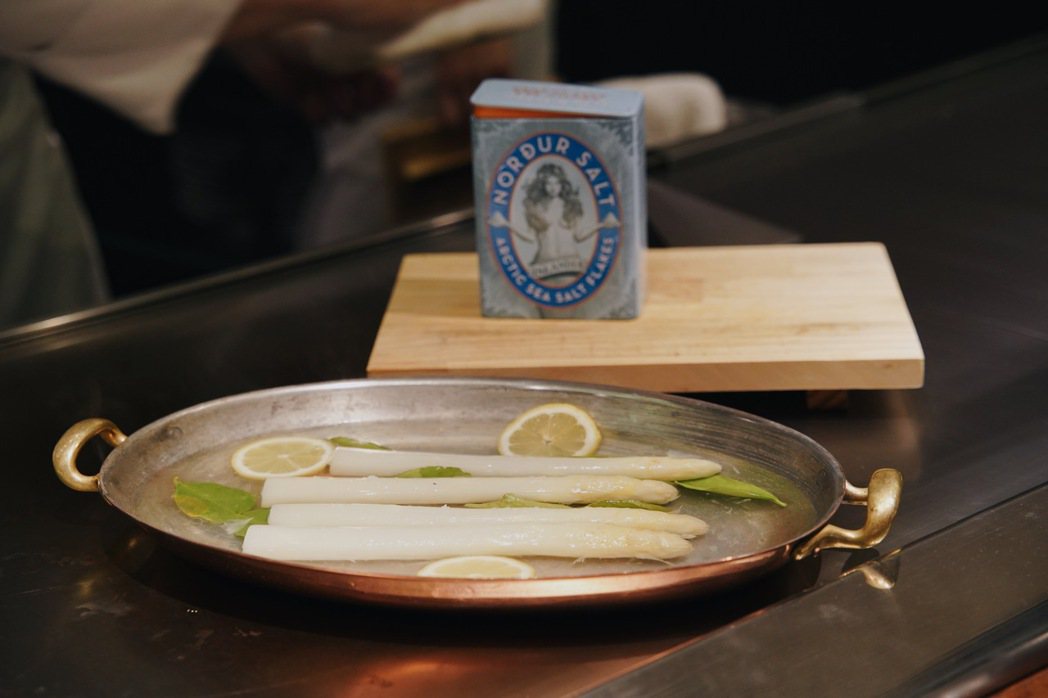 「白蘆筍／米莫雷特起司」使用Nordur Salt冰島女神海鹽、檸檬葉與檸檬清蒸...
