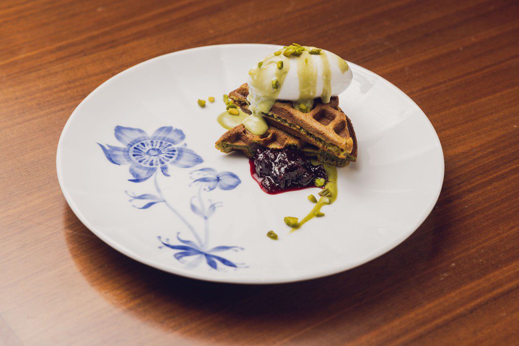 甜點「開心果鬆餅」以綻藍花系列餐瓷盛裝。 圖／皇家哥本哈根提供