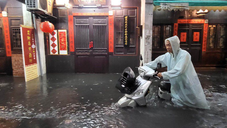 最強春雨轟炸中台灣，為水庫帶來進帳，也帶來許多災情。彰化鹿港老街泡在水裡，水淹到大腿，店家忙著拿畚箕掃水，不少民眾開車、騎車涉水而過，機車被淹到熄火，只能推車而行。圖／民眾提供