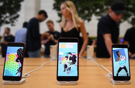iPhone X是第一支OLED手機，推出尚未滿一年，在iPhone中市占率就已有12%，獲得好評。（歐新社）