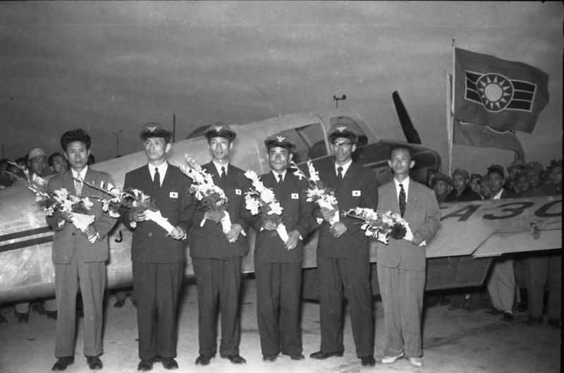 1954年4月22日，日本青年飛行親善訪問團駕機抵台親善訪問，6名團員一起合影。圖／聯合報系資料照片