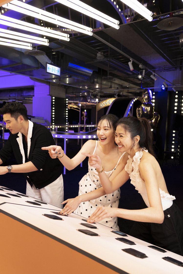 （由左至右）香奈兒品牌好友周興哲、袁澧林、9m88一起在Première Funfair嘉年華上射飛鏢比賽。圖／香奈兒提供