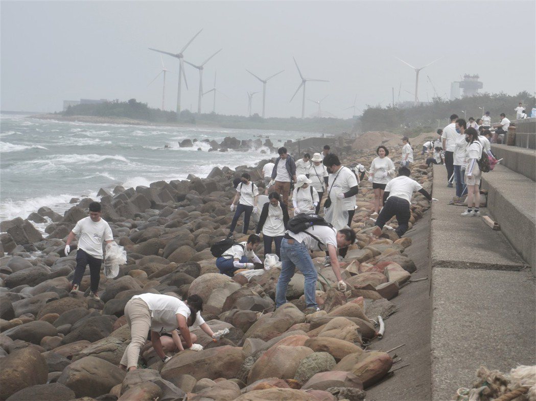 雲豹能源全體員工一同幫助海岸線恢復整潔樣貌。雲豹能源／提供