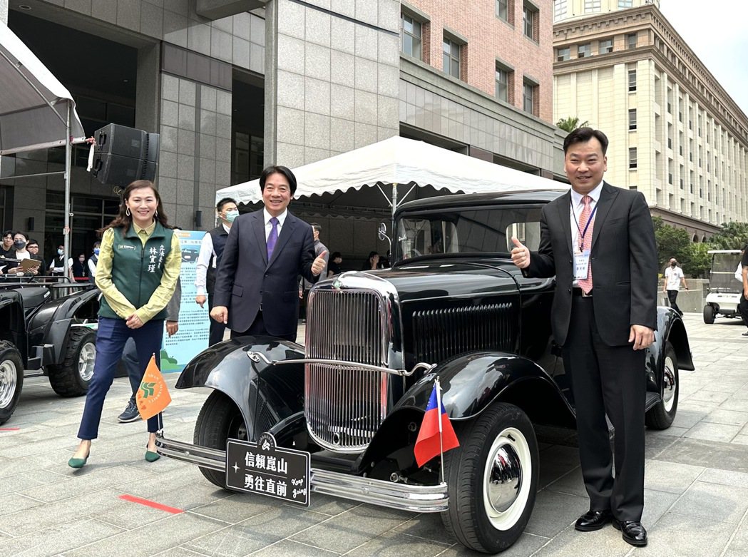 副總統賴清德(左)、崑大校長李天祥(右)與古董車合影。 黃啟銘/攝影。