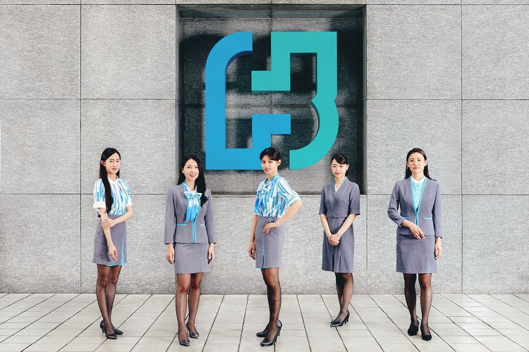 台北富邦銀行的品牌識別色：藍與綠色成為全新制服主色調、並結合抽象水彩條紋藝術印花...