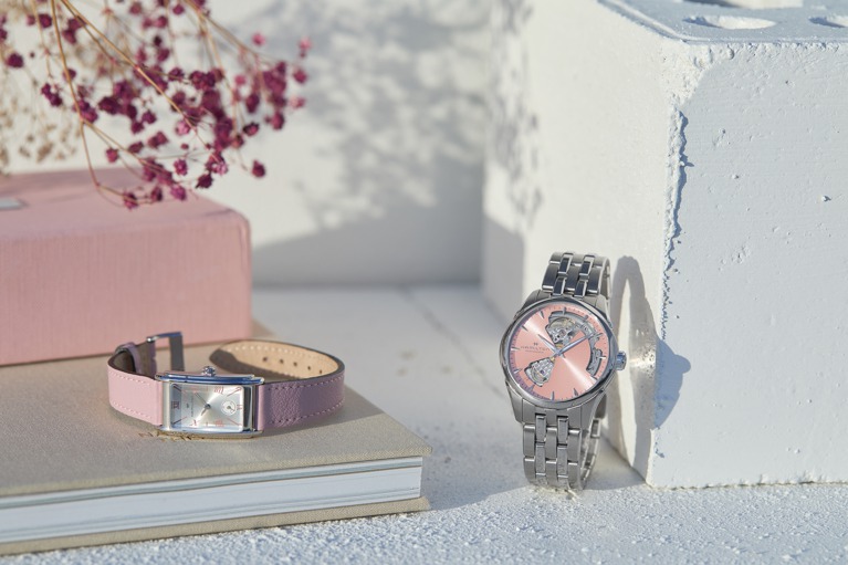漢米爾頓（Hamilton）推出兩款年度新品：愛慕系列石英女表和爵士大師系列Open Heart腕表，透過表帶或面盤的粉紅色澤帶來一段甜美的柔情時光。圖／Hamilton提供