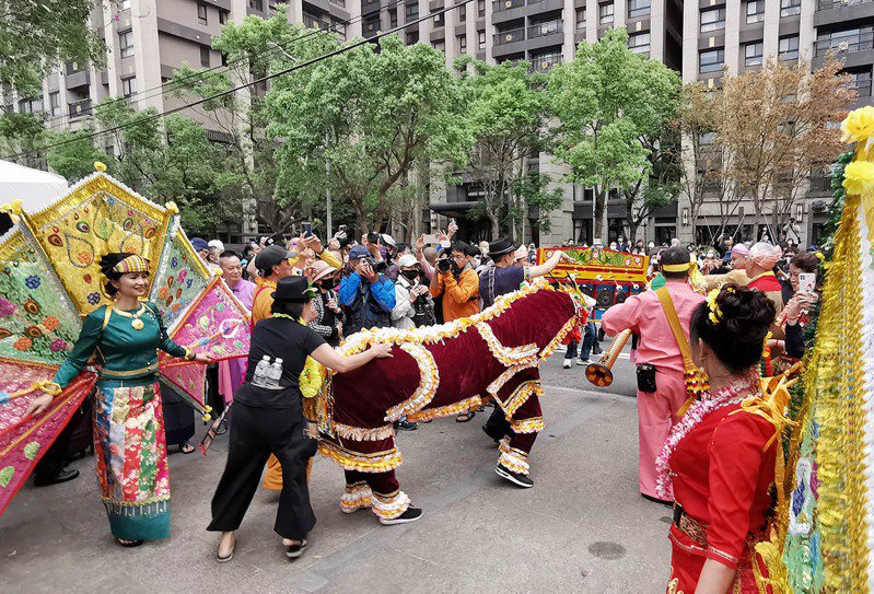 2023龍岡米干節由居民穿著雲南特有傳統服飾裝扮踩街，吸引爆滿遊客參與十分熱鬧。記者曾增勳／攝影