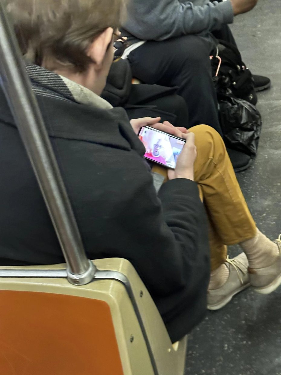 國外一名網友在紐約地鐵看到一名男子疑似用Google Pixel Fold的外螢幕觀看影片，該男子還遮遮掩掩地使用，不讓其他人看到。（翻攝自reddit）