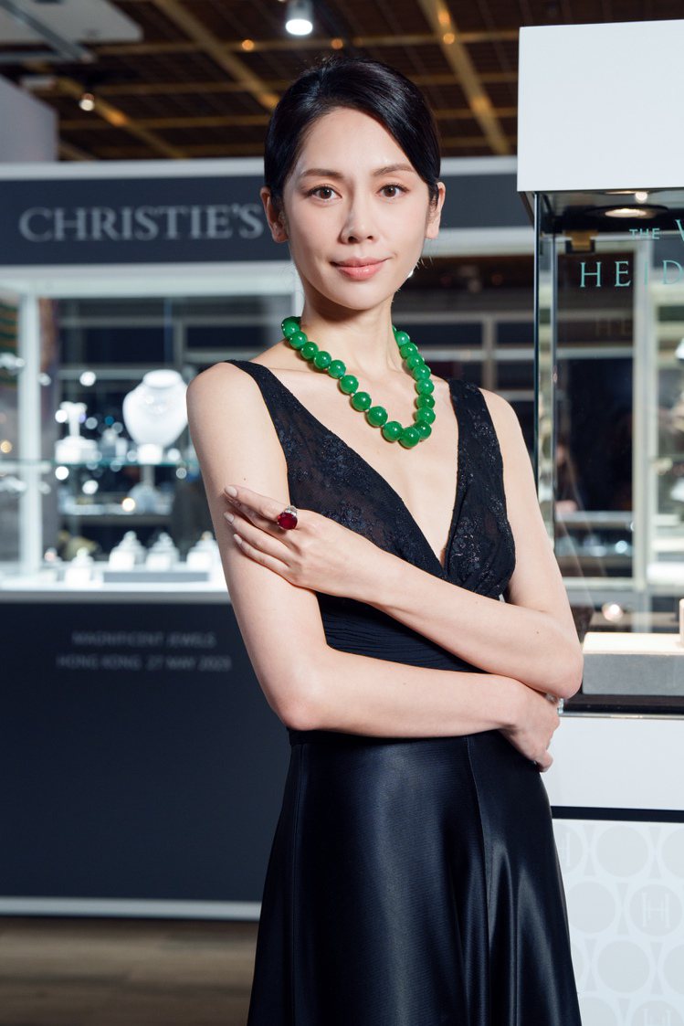 模特兒演繹「海蒂霍頓的璀璨世界」台北預展拍品，焦點為天然翡翠珠及鑽石項鍊，估價300萬美元起。圖／佳士得提供